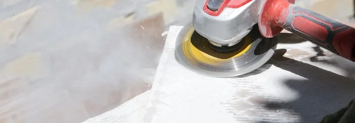 Winkelschleifer schneidet Fliese